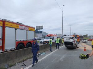 Carro capota após colisão com caminhão na BR-101