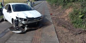 Idoso fica ferido após carro sair da pista em Urussanga