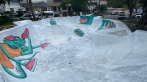 Skatistas grafitam pista revitalizada em Tubarão