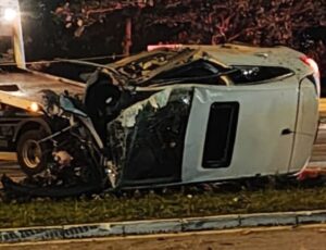 Carro parte ao meio após capotamento na Beira-mar Norte