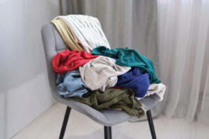 O que diz a psicologia sobre roupas acumuladas na cadeira