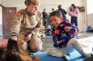 Cinoterapia em Criciúma inspira militares do Paraná
