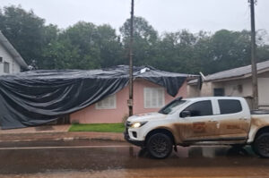 Temporais deixam rastro de destruição no Oeste de SC