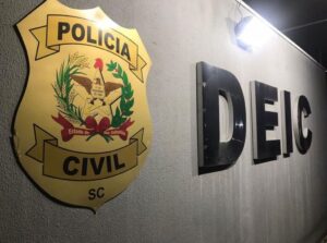 Foragidos por homicídio são presos em Itapema