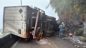Tombamento grave na SC-390 deixa dois feridos