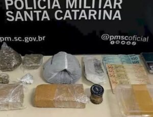 Homem é preso por tráfico após denúncia em SC