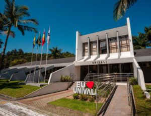 Filha de prefeito com renda de R$ 37 mil tem bolsa