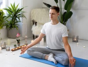 Yoga restaurativa alivia estresse e promove bem-estar