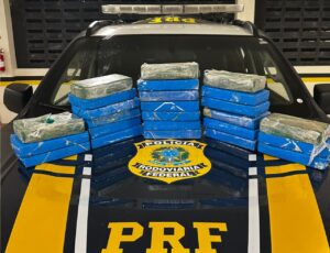 PRF apreende 25 kg de cocaína em SC após perseguição