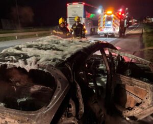 Carro pega fogo na BR-101 em Tijucas