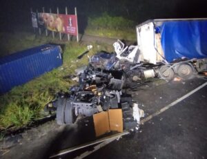 Colisão entre caminhões deixa um morto na SC-416