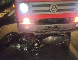 Acidente grave entre moto e caminhão deixa duas mortes