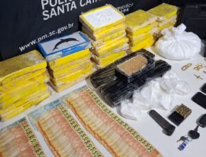 PM apreende 38 kg de drogas e munições em Itajaí
