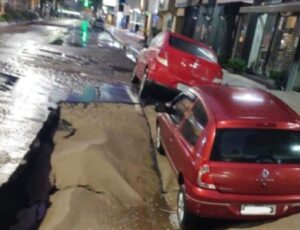 Cratera engole dois carros na Av. Brasil, em BC
