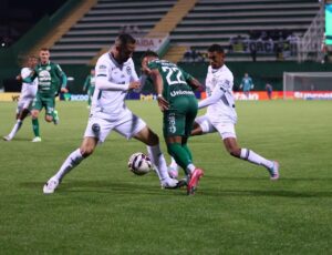 Chape leva virada no fim e perde para o Goiás em casa