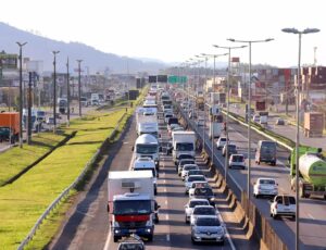 Chuva forte e acidentes travam trânsito na BR-101