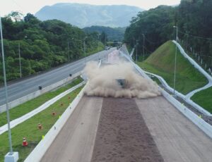 Caminhoneiro usa área de escape da 376 ao perder freio