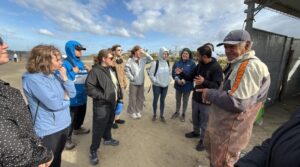 Laguna recebe estudantes dos EUA para pesca com botos
