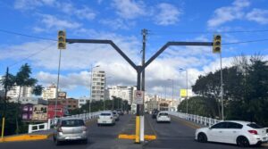 Antigos arcos de pontes são retirados em Tubarão
