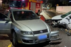 Colisão na madrugada fere passageiro em Porto Belo