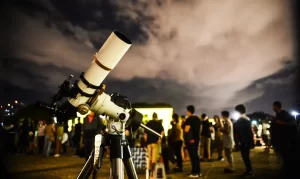 Lua guia olhos para estrelas brilhantes no céu