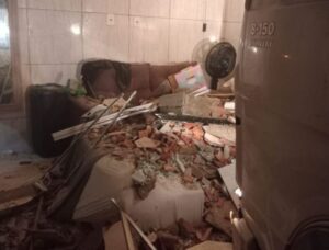 Caminhão invade casa e fere pai e filha em SC