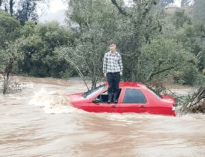 Chuva forte arrasta carro em rio de SC