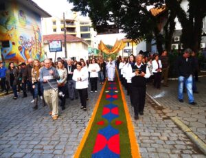 Fiéis mantêm tradição de Corpus Christi em SC