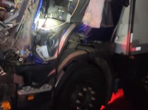 Acidente entre caminhões deixa homem ferido na BR-101