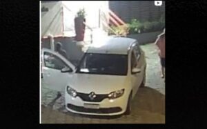 Casal leva vaso de prédio público de Criciúma