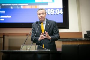 Universidade Gratuita sob Debate no Parlamento