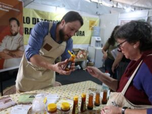 Venda de mel cresce em feira promovida em SC