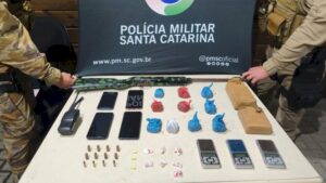 Jovem é preso com arma de fogo, drogas e munições em SC
