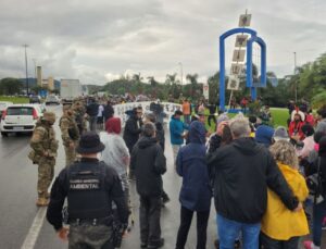 Indígenas protestam na BR-282 em Florianópolis