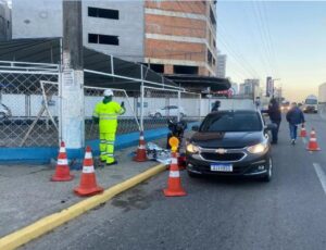 Motociclista morre em colisão com poste em Itapema