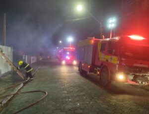 Mulher é resgatada após incêndio em casa de madeira