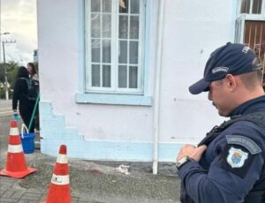 Adolescente agride garoto de 12 anos com garrafada