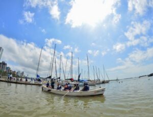 Regata reúne 288 crianças no aniversário de Itajaí