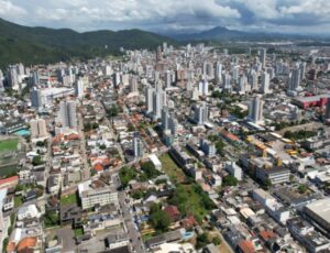 Itajaí celebra 165 anos com festa e bolo para população