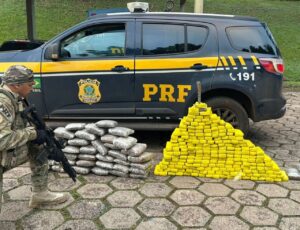 Homem é preso com 195 kg de drogas em carro roubado