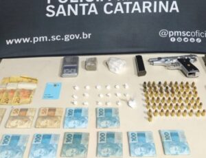 Homem é preso com drogas, arma e R$ 12 mil em SC