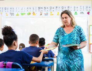 SC anuncia reajuste de até 17,5% para professores