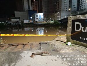 Veículo cai no Rio Perequê e condutor desaparece