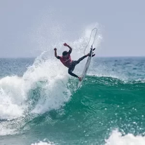 Yago Dora brilha e assume vice no Mundial de Surfe