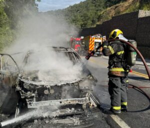 Carro pega fogo na BR-282 e assusta motoristas