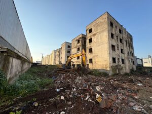 Prédio condenado começa a ser demolido em Itajaí