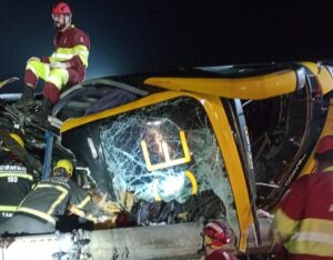 Ônibus tomba na BR-101 e deixa uma vítima fatal