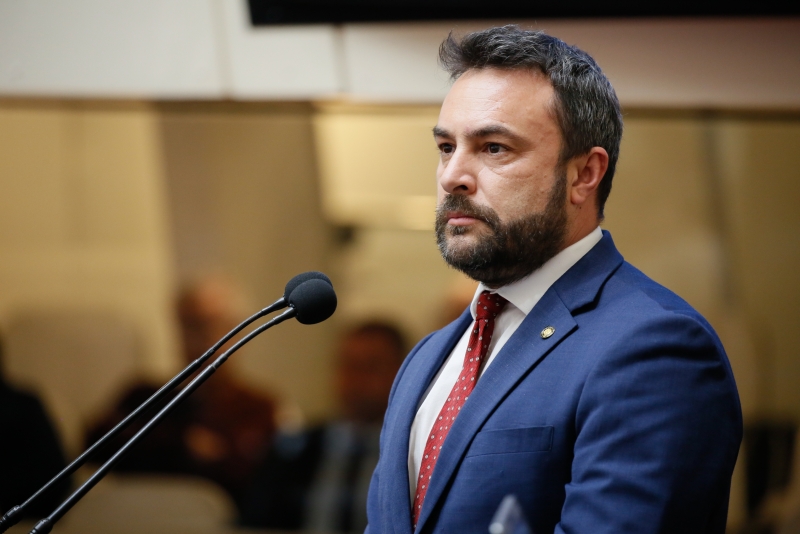 Deputados criticam Ibama por inércia no caso da baleia