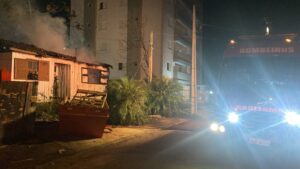 Incêndio atinge casa abandonada em Criciúma