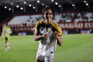 Criciúma vence Atlético-GO e sobe na tabela da Série B